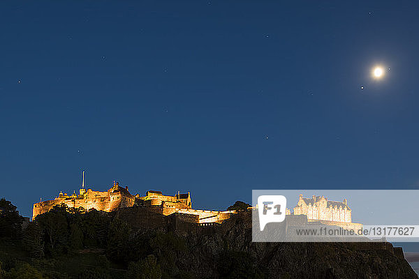 Großbritannien  Schottland  Edinburgh  Castle Rock  Edinburgh Castle bei Nacht  Mond