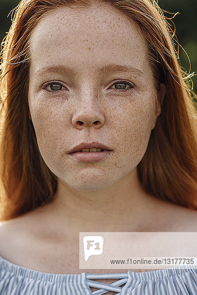 Porträt eines rothaarigen Mädchens