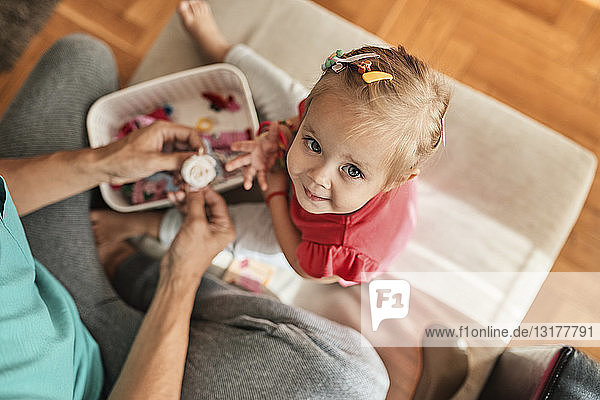 Porträt eines kleinen Mädchens  das zu Hause mit seinem Vater zusammen spielt