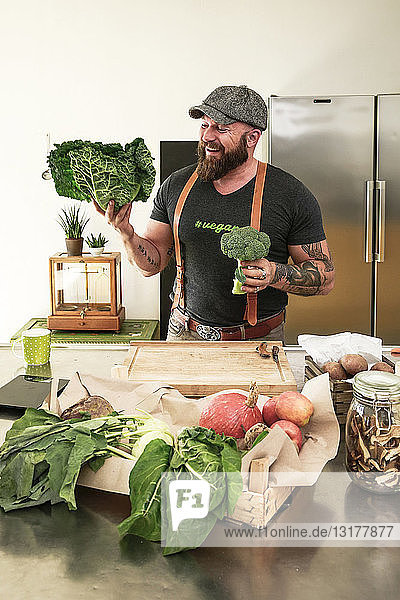 Veganer wählt Gemüse in seiner Küche