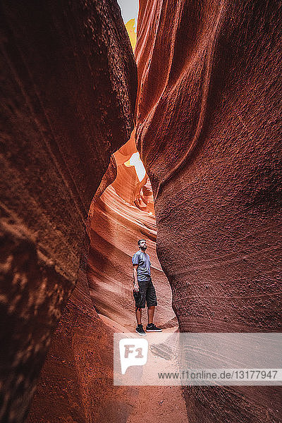 USA  Arizona  Touristen stehen im Lower Antelope Canyon