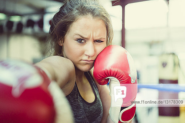 Porträt einer jungen Boxerin beim Boxen