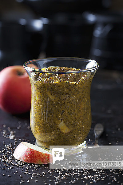 Dessert aus Chiasamen Schokolade Kakaonibs und Apfel