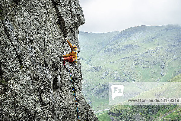 Vereinigtes Königreich  Lake District  Langdale Valley  Gimmer Crag  Bergsteiger an Felswand