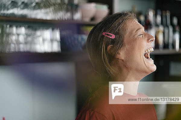 Lachende junge Frau in einem Cafe