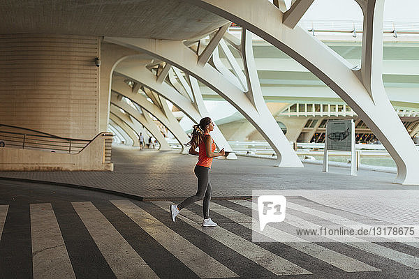 Spanien Valencia Frau läuft in Ciudad de las Artes y de Las Ciencias
