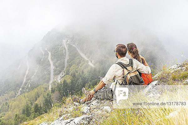 Italien  Massa  Ehepaar mit Blick auf die schöne Aussicht in den Alpi Apuane