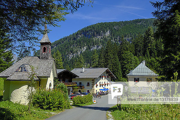 Österreich  Bundesland Salzburg  Klausbachtal  Alpengasthof Hirschbichl und Kapelle