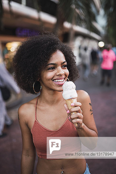 USA  Nevada  Las Vegas  glückliche junge Frau beim Eisessen in der Stadt