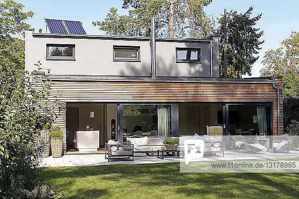 Modernes Einfamilienhaus mit Terrasse und Garten