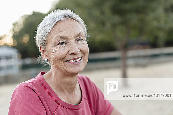 Porträt einer entspannten älteren Frau im Freien