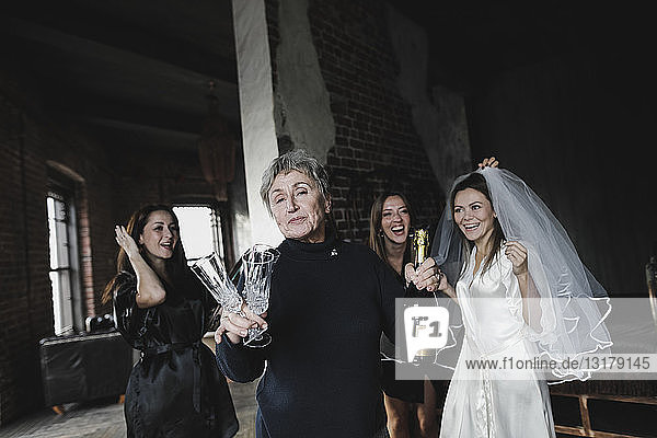 Brautmutter  Brautjungfern und Braut trinken gemeinsam Champagner