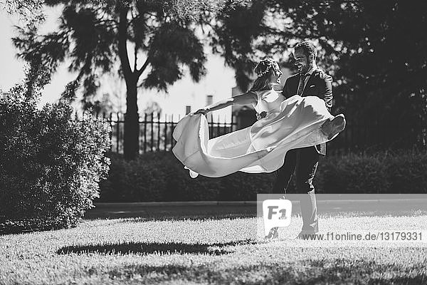 Brautpaar genießt Hochzeitstag in einem Park