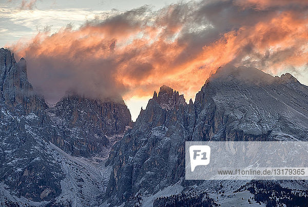 Italien  Südtirol  Langkofel und Plattkofel bei Sonnenaufgang