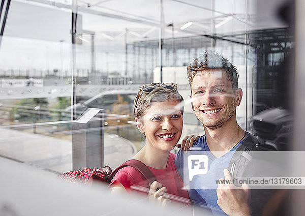 Porträt eines lächelnden Paares auf dem Flughafen