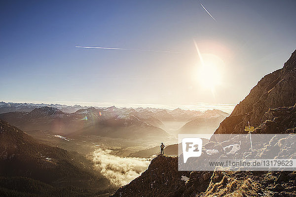 Deutschland  Allgäuer Alpen  Mann in den Bergen genießt die Aussicht