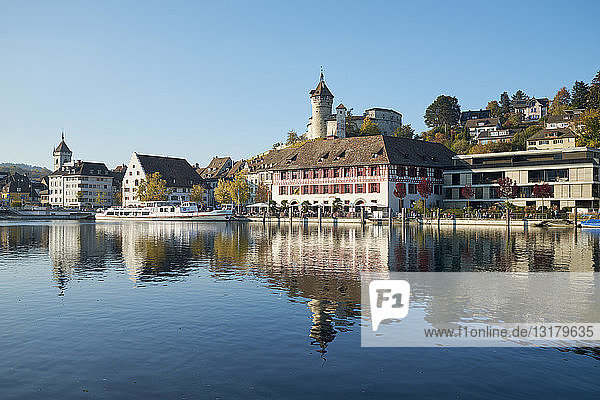 Schweiz  Kanton Schaffhausen  Schaffhausen  Altstadt  Schloss Munot und Rhein