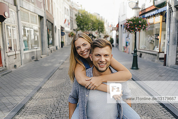 Niederlande  Maastricht  Porträt eines glücklichen jungen Paares in der Stadt