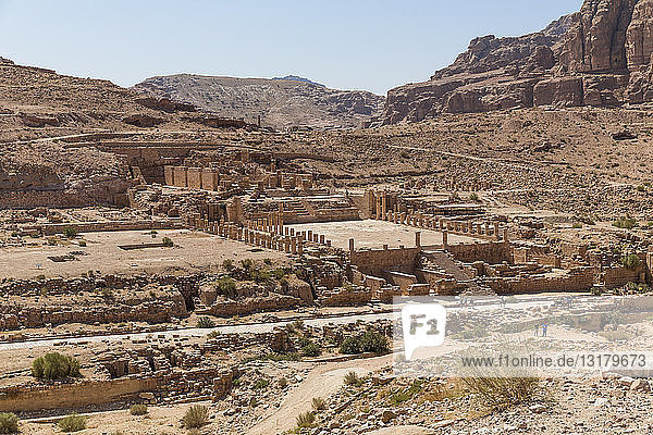 Jordania  Wadi Musa  Petra  colonnaded street  temple ruin