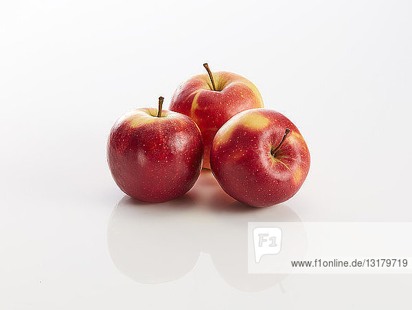 Drei rote Äpfel auf weißem Hintergrund
