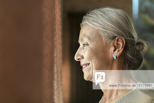 Profil einer lächelnden älteren Frau