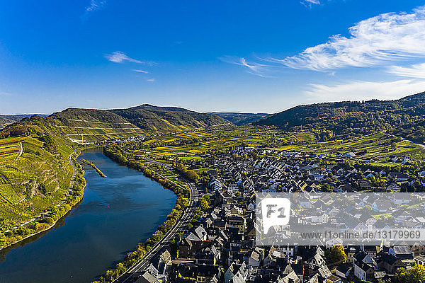 Deutschland  Rheinland-Pfalz  Cochem-Zell  Bremm  Panoramablick auf Moselschleife und Mosel