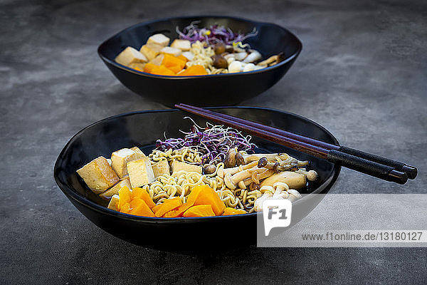 Miso-Ramen-Suppe mit Nudeln  Hokaido-Kürbis  roten Radieschensprossen  gebratenem Tofu  Shimeji-Pilz und Königstrompetenpilz