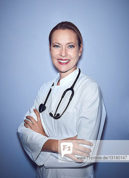 Porträt einer lächelnden Ärztin mit Stethoskop