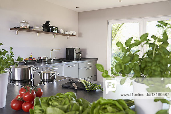 Leere Küche mit frischem Gemüse auf der Küchentheke