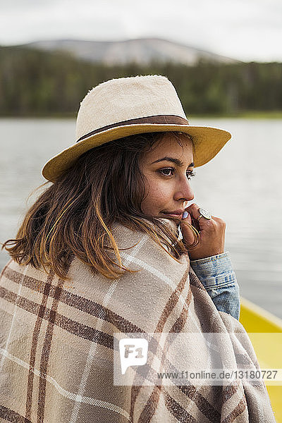 Finnland  Lappland  Frau mit Hut auf einem Boot auf einem See