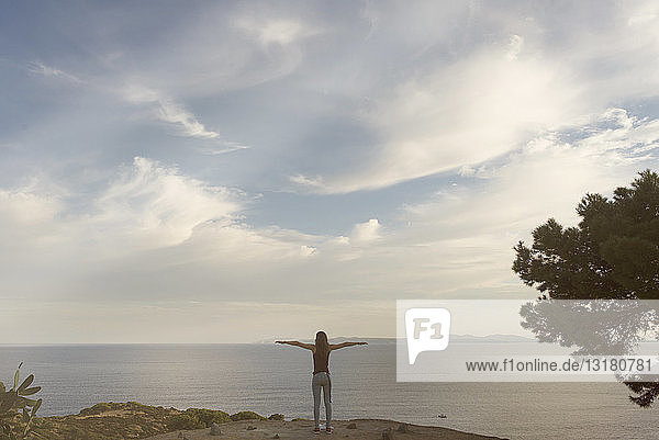 Spanien  Katalonien  Barcelona  Frau steht mit erhobenen Armen auf Aussichtspunkt  Naturpark Cap de Creus