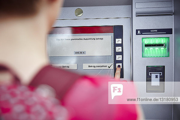Nahaufnahme einer Frau am Geldautomaten