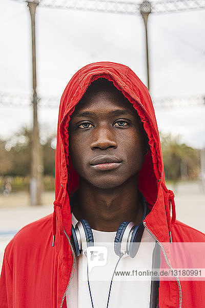 Porträt eines jungen schwarzen Mannes mit rotem Kapuzenpulli