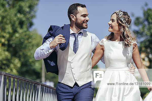 Glückliches Brautpaar genießt seinen Hochzeitstag in einem Park