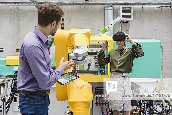 Kollegen in einer High-Tech-Firma  die neue Technologien mit Hilfe von digitalen Tablets und VR-Brillen testen