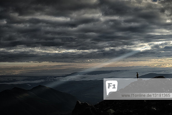 Russland  Oberes Baksan-Tal  Kaukasus  Elbrus  Bergsteiger mit Blick vom Nordlager