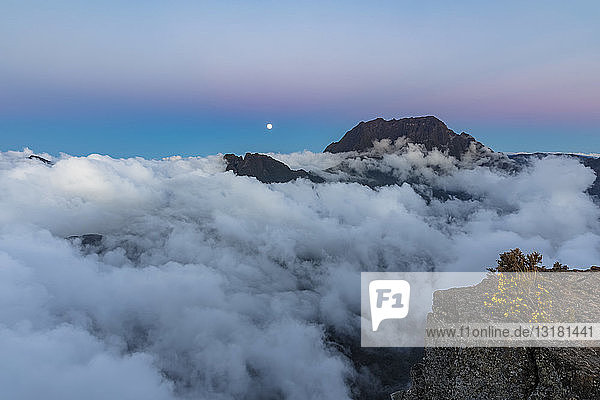 Wiedersehen  Nationalpark Wiedersehen  Maido-Blickpunkt  Blick vom Vulkan Maido zum Cirque de Mafate  Gros Morne und Piton des Neiges  Mondaufgang