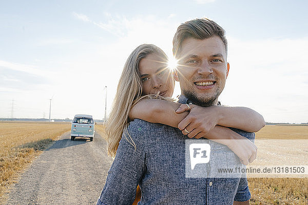 Porträt eines glücklichen jungen Paares im Wohnmobil in ländlicher Landschaft