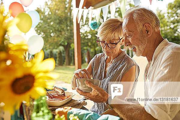 Älteres Ehepaar auf einer Gartenparty