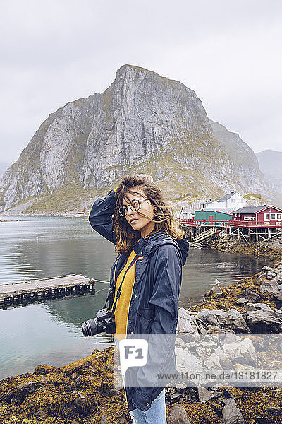 Norwegen  Lofoten  Hamnoy  Porträt einer jungen Frau mit Kamera