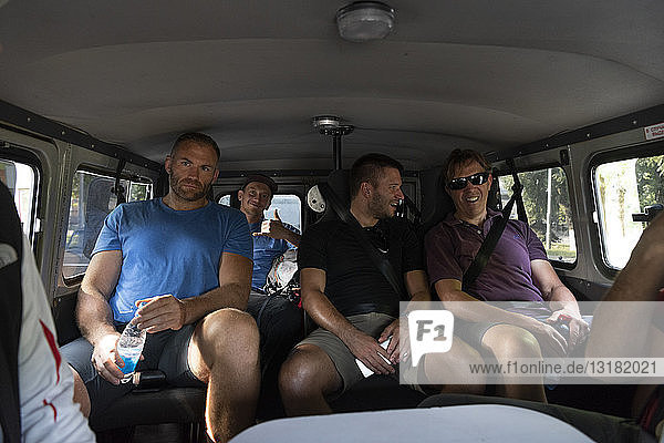 Touristen  die in einem Kleinbus reisen