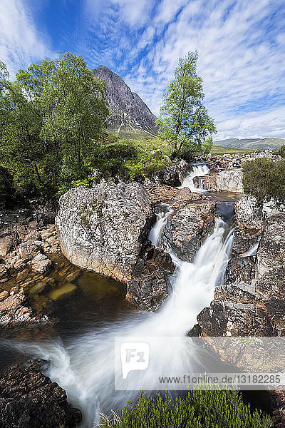 Grossbritannien  Schottland  Schottische Highlands  Glen Etive  Bergmassiv Buachaille Etive Mor mit Mountain Stob Dearg  Fluss Coupall  Wasserfall Etive Mor