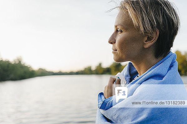 Porträt einer in ein Handtuch gehüllten Frau an einem See
