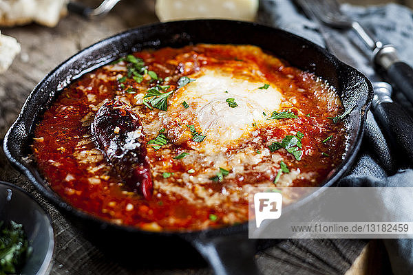 Eier im Fegefeuer  Eier  in sehr scharfer Tomatensauce gebacken  mit Petersilie und Parmegiano bestreut