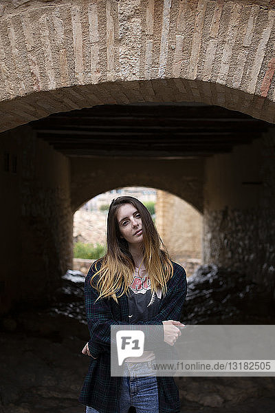 Porträt einer jungen Frau vor einem Tunnel