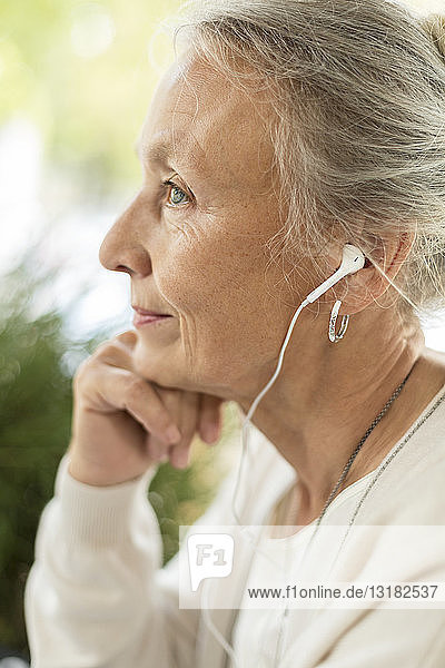 Profilansicht einer älteren Frau mit Kopfhörern