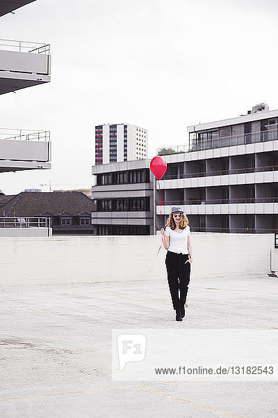Junge Frau mit rotem Ballon