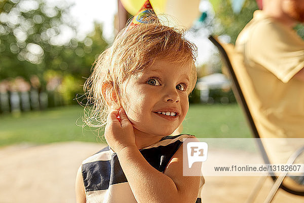 Porträt eines kleinen Mädchens auf einer Geburtstagsgartenparty