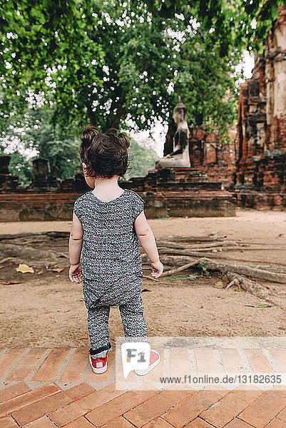 Thailand  Ayutthaya  Kleines Mädchen erkundet den Tempel Wat Mahathat