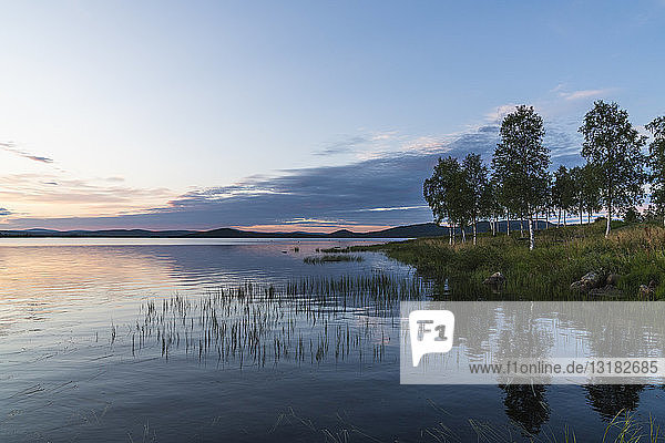 Finnland  Lappland  Dämmerung über einem atemberaubenden See